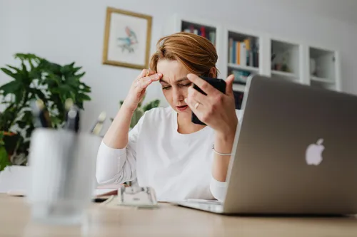 pexels-mobitel, grupni chat, laptop, stres, briga-grabowska-5900034